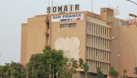 Cette décision est une escalade du conflit entre les militaires au pouvoir à Niamey et le groupe français suite à la dégradation des relations entre la France et le Niger après un coup d'Etat militaire en juillet 2023. Le communiqué publié par la junte au pouvoir énumère une série de griefs, entre autres, l’expiration du dernier accord minier en décembre 2023.