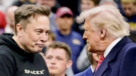 Les sites américains Politico et Axios ont cru percevoir un signal d'apaisement dans la nuit de jeudi à vendredi, après un court entretien accordé par le président républicain au premier média. "Oh, ce n'est pas grave," a déclaré Donald Trump à Politico qui l'a interrogé sur la dispute. Toujours selon le site, un appel est prévu vendredi entre les deux anciens amis pour tenter de faire la paix.