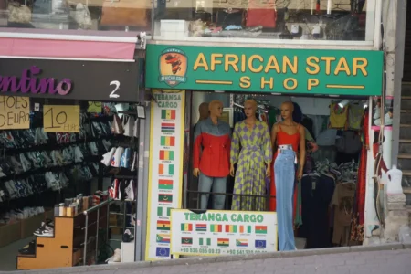 Dans son bureau à l'étage d'un immeuble étroit, entouré de ses associés, Fadil Bayero tue le temps. Le Camerounais tient un "kargo", le nom donné localement aux commerces d'expédition de marchandises qui jouent le rôle d'intermédiaire entre grossistes turcs et acheteurs étrangers. Depuis l'Afrique, des commerçants lui passent commande de produits destinés à être revendus. Vêtements, cosmétiques, linge de maison... Selon lui, le "made in Turkey" a très bonne réputation en Afrique. "Avant, cette pièce était remplie jusqu'au plafond", assure l'homme de 39 ans, arrivé à Istanbul il y a quelques années pour "faire du business."