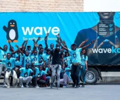 En 2021, Wave a frappé un grand coup en réalisant une levée de fonds en série A de 200 millions de dollars, la plus importante jamais enregistrée pour une fintech africaine. Soutenue par des investisseurs de renom tels que Sequoia Heritage, Founders Fund, Stripe, Partech Africa, et Sam Altman, Wave est aujourd'hui valorisée à 1,7 milliard de dollars, devenant ainsi la première licorne d'Afrique francophone