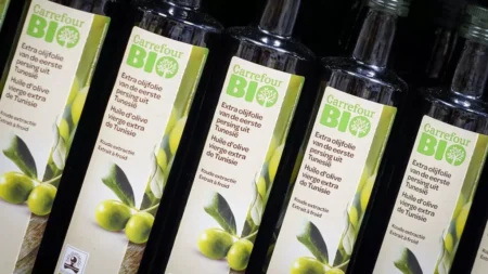 En 2024, la Tunisie a exporté au total 212.000 tonnes d’huile d’olive générant 1,67 milliard de dollars. A lui seul, le marché américain capte 58 234 tonnes de ce volume pour 480 millions de dollars de recettes. Si les tarifs douaniers "trumpiens" étaient appliqués comme prévu en juillet, la Tunisie supportera un tarif de 28 %, ce qui minerait alors la compétitivité de sa filière d’huile d’olive par rapport à l’Espagne, l’Italie, la Grèce et le Portugal, autres gros fournisseurs des Etats-Unis et concurrents directs. Ces pays, tous membres de l’UE, seraient assujettis à 20 % de droits de douane. Par ailleurs, la filière tunisienne sera en mauvaise posture face à la concurrence de la Turquie, l’Argentine et du Maroc, qui seraient soumis à 10 % des droits de douane.