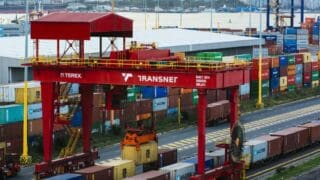 Depuis plus d'une décennie, l'économie sud-africaine, la plus avancée du continent, est à la peine. Les délestages récurrents paralysent la productivité, tandis que le vieillissement des réseaux ferroviaires et la congestion chronique des ports mettent à mal les poids lourds industriels du pays, notamment les mines et l’automobile.