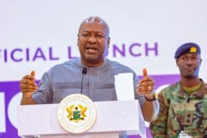 Dans un premier temps, les frais de scolarité en première année dans les établissements d’enseignement supérieur publics seront supprimés, mais il reste une inconnue pour les deux autres années du cycle de bachelor et le master. Sans renier son engagement, John Mahama a dû mettre de l’eau dans son vin faute d’avoir ficelé le financement de la gratuité promise aux jeunes ghanéens. «Nous construisons un Ghana où les opportunités ne sont pas héritées, mais créées ; un pays où l'éducation n'est pas rationnée en fonction de la classe sociale ou de l'argent, mais accordée en fonction du mérite et soutenue par la volonté collective de la République,» a martelé le chef de l’Etat, rapporte l’agence de presse officielle Ghana Agency News.