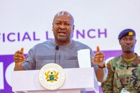 Dans un premier temps, les frais de scolarité en première année dans les établissements d’enseignement supérieur publics seront supprimés, mais il reste une inconnue pour les deux autres années du cycle de bachelor et le master. Sans renier son engagement, John Mahama a dû mettre de l’eau dans son vin faute d’avoir ficelé le financement de la gratuité promise aux jeunes ghanéens. «Nous construisons un Ghana où les opportunités ne sont pas héritées, mais créées ; un pays où l'éducation n'est pas rationnée en fonction de la classe sociale ou de l'argent, mais accordée en fonction du mérite et soutenue par la volonté collective de la République,» a martelé le chef de l’Etat, rapporte l’agence de presse officielle Ghana Agency News.