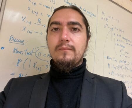 Alexandru-Victor Andrei : Je suis directeur du Carrefour des Acteurs Sociaux - pôle énergie. Le CAS qui est un cercle de réflexion promouvant l'offre énergétique française en Europe et à l'international. Notre mission : fédérer les acteurs clés du secteur, organiser des événements et favoriser les coopérations pour un avenir énergétique durable. Nous mettons en avant les compétences françaises dans l'énergie via divers événements et opportunités de coopération. Parmi nos réalisations : conférences avec des dirigeants renommés comme MM. Bernard Fontana (PDG d'EDF) et François Gauché (Framatome Healthcare), collaborations avec Framatome Space, le CNES et ArianeEspace sur le nucléaire spatial, ainsi que des webinaires réguliers avec des spécialistes. Le CAS coopère avec institutions académiques, entreprises énergétiques et organisations internationales pour renforcer son impact et promouvoir l'offre française à l'international.