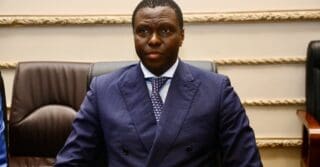Le chiffre a fait l’effet d’une déflagration dans les milieux financiers congolais. Lors d’une conférence de presse tenue le 28 avril, le gouverneur de la Banque centrale du Congo (BCC), André Wameso, a révélé que sur les 10 milliards de dollars américains en espèces importés dans le pays en 2025, près de 8,5 milliards auraient aussitôt quitté le circuit bancaire formel.