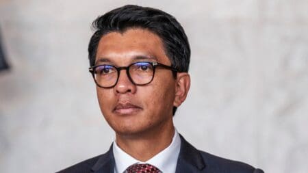 Pensée comme un levier stratégique pour désenclaver Antananarivo, accélérer les échanges commerciaux et renforcer les exportations, cette autoroute est appelée à transformer en profondeur l’économie malgache. Longue de 260 kilomètres, elle reliera la capitale à Toamasina, premier port du pays. Cette liaison directe réduira non seulement la distance actuelle de 370 à 260 km, mais surtout le temps de trajet, qui passera de 8 à 10 heures à environ 2h30.