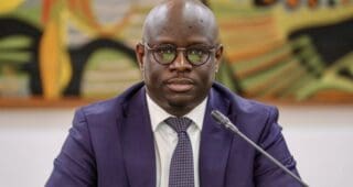 Cette initiative intervient alors que le Fonds monétaire international (FMI) a suspendu son programme d’aide au Sénégal, après la révélation en 2024 de plusieurs milliards de dollars de dette non déclarée. Dans la foulée, S&P Global Ratings a abaissé la note du pays à B-, mettant en lumière un ratio dette/PIB estimé à près de 120 %, un niveau jugé préoccupant. Face à ces critiques, les autorités estiment que ce ratio pourrait être exagérément gonflé, en raison d’une base de calcul «obsolète.» «L’exercice de rebasage du PIB est en cours depuis un certain temps. Il vise à mieux refléter le niveau réel de développement économique du Sénégal,» a indiqué le ministère des Finances, sans avancer de chiffre précis.