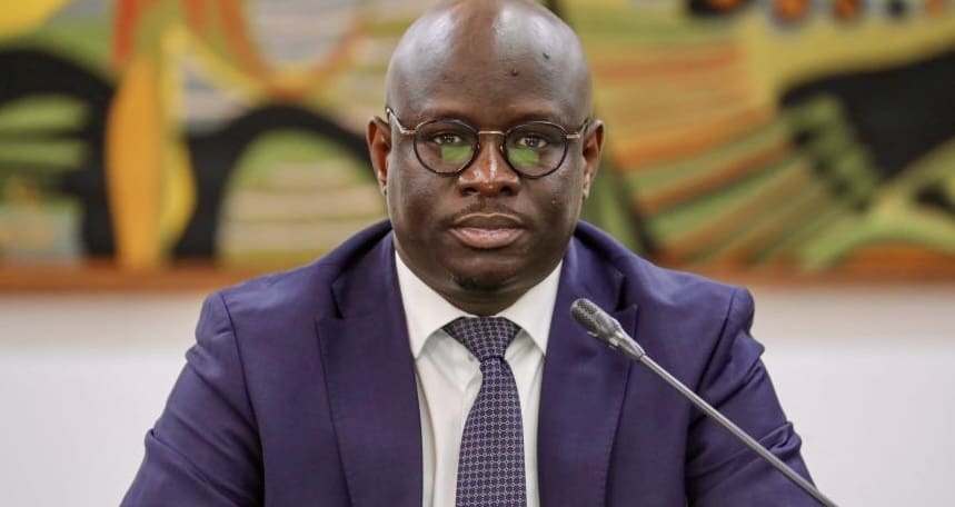 Sénégal | Marchés financiers : Dakar lève 644 millions de dollars sur le marché régional Cette initiative intervient alors que le Fonds monétaire international (FMI) a suspendu son programme d’aide au Sénégal, après la révélation en 2024 de plusieurs milliards de dollars de dette non déclarée. Dans la foulée, S&P Global Ratings a abaissé la note du pays à B-, mettant en lumière un ratio dette/PIB estimé à près de 120 %, un niveau jugé préoccupant. Face à ces critiques, les autorités estiment que ce ratio pourrait être exagérément gonflé, en raison d’une base de calcul «obsolète.» «L’exercice de rebasage du PIB est en cours depuis un certain temps. Il vise à mieux refléter le niveau réel de développement économique du Sénégal,» a indiqué le ministère des Finances, sans avancer de chiffre précis.