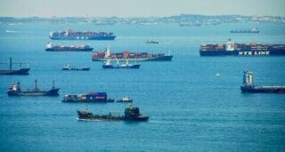 Dans cet article, nous ferons un tour du monde au cœur des passages-clés, d’Ormuz à Malacca, de Bab el-Mandeb au Levant, où chaque tension locale peut déclencher un chaos global. Des détroits étroits, mais des enjeux gigantesques.