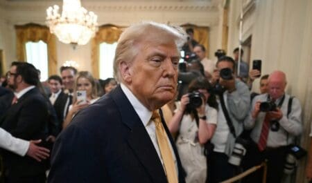 Donald Trump réclame au moins dix milliards de dollars pour diffamation au Wall Street Journal après la publication d’un article lui attribuant une lettre salace adressée au financier et délinquant sexuel Jeffrey Epstein. Un dossier qui embarrasse beaucoup le président américain auprès de sa base.