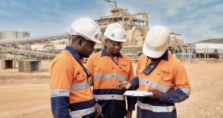 Ce code controversé, qui revoit à la hausse la charge fiscale des sociétés minières en plus de la cession à l’Etat d’importantes participations dans les actifs miniers, a déclenché un conflit avec les sociétés minières après sa mise en œuvre en août 2023. Ce qui a impacté la production d'or en entraînant une baisse de 23 % l'année dernière, à 51 tonnes.