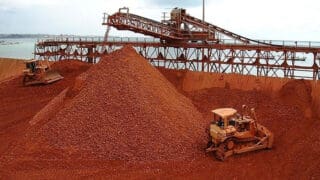 Accra ne dit pas s’il compte indemniser l’entreprise dont le contrat a été annulé. Parmi les partenaires pressentis pour prendre le relais, figurent Emirates Global Aluminium (EGA), - un groupe auquel les autorités guinéennes reprochent de ne pas avoir rempli son cahier des charges ou une multinationale chinoise. Le groupe émirati, qui a perdu sa licence minière en Guinée en raison de retards dans la construction d'une raffinerie, a signé en juin dernier un protocole d'accord avec le partenaire de Rocksure International pour explorer les opportunités au Ghana.