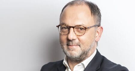 Depuis Nairobi, la capitale du Kenya, CFAO Healthcare, l'un des leaders de la distribution pharmaceutique en Afrique, annonce l’acquisition de 100 % de Goodlife Pharmacy, le plus important réseau de pharmacies de détail privées en Afrique de l'Est. Cette opération stratégique marque une étape clé dans la vision à long terme de CFAO Healthcare : maîtriser l'ensemble de la chaîne de valeur pharmaceutique, de la fabrication jusqu’au patient, garantissant ainsi un accès sécurisé à des médicaments et des produits médicaux de qualité pour tous les pays africains.