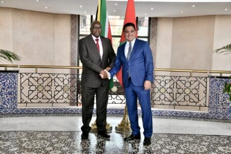 Jacob Zuma, ex-Président de l’Afrique du Sud et leader du parti Umkhonto weSizwe (MK), a indiqué que son parti estime que la proposition marocaine d’autonomie «permettra une gouvernance locale significative par les populations de la région du Sahara, tout en garantissant au Maroc sa souveraineté sur le Sahara.» Cette position a été exprimée dans une déclaration à la presse de M. Zuma à l’issue de ses entretiens avec le ministre des Affaires étrangères, de la Coopération africaine et des Marocains résidant à l’étranger, M. Nasser Bourita. L’ex-Président sud-africain a ajouté que son parti, le MKP, «reconnaît le contexte historique et juridique qui renforce la revendication du Maroc sur le Sahara» et «estime que les efforts du Maroc pour recouvrer sa pleine intégrité territoriale s’inscrivent dans la continuité de l’engagement du parti MK à préserver la souveraineté et l’unité des États africains.»