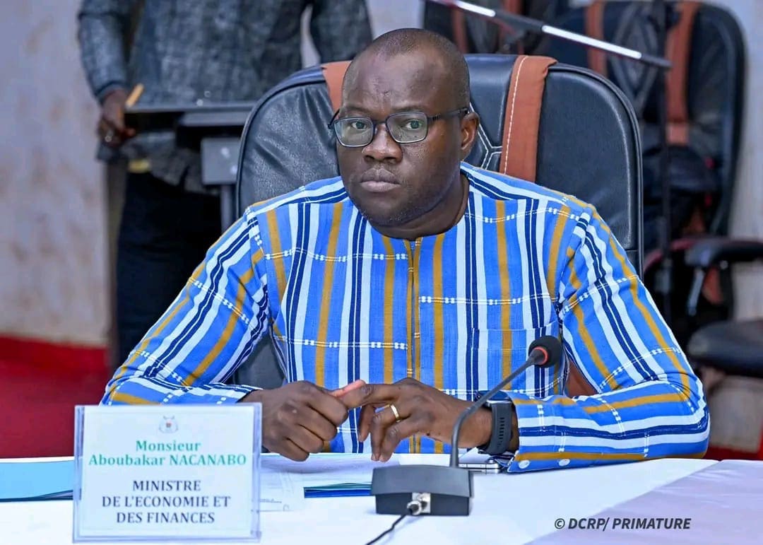 Burkina Faso | Souveraineté financière : le gouvernement lance un «Diaspora Bonds» historique de 240 milliards de FCFA Après le succès de l’actionnariat populaire (APEC) et la montée en puissance du Fonds de soutien patriotique (FSP), le gouvernement burkinabè dégaine une nouvelle arme économique : les «Diaspora Bonds.» Ce mécanisme innovant ne se contente pas de capter des fonds ; il transforme chaque Burkinabè de l’extérieur en un investisseur direct de la reconstruction nationale.