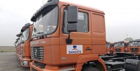 Avec un investissement de 720 milliards de nairas, ce programme vise à transformer en profondeur la distribution des produits pétroliers dans le pays. Dès la mi-août, la raffinerie Dangote livrera directement l'essence, le diesel et le kérosène aux stations-service, aux industries ainsi qu’aux grands consommateurs. La mise en place de ce circuit court supprime les intermédiaires qui alourdissent les chaînes logistiques et renchérissent le prix final du carburant au consommateur. La raffinerie s’engage à fournir quotidiennement 65 millions de litres dont 45 millions d’essence, 15 millions de litres de diesel et 5 millions de litres de carburant pour aviation.