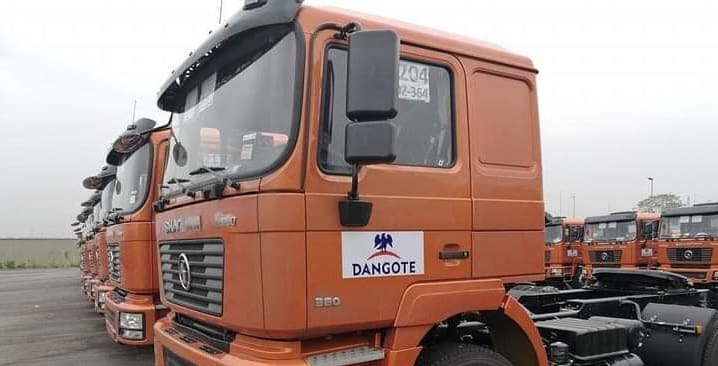 Nigeria |L’impressionnante logistique de la raffinerie Dangote Avec un investissement de 720 milliards de nairas, ce programme vise à transformer en profondeur la distribution des produits pétroliers dans le pays. Dès la mi-août, la raffinerie Dangote livrera directement l'essence, le diesel et le kérosène aux stations-service, aux industries ainsi qu’aux grands consommateurs. La mise en place de ce circuit court supprime les intermédiaires qui alourdissent les chaînes logistiques et renchérissent le prix final du carburant au consommateur. La raffinerie s’engage à fournir quotidiennement 65 millions de litres dont 45 millions d’essence, 15 millions de litres de diesel et 5 millions de litres de carburant pour aviation.