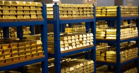 Le Kenya, le Rwanda, l’Ouganda et la Namibie s’ajoutent à cette liste de pays qui se ruent sur l’or, et le Burkina Faso, un des producteurs d’or sur le continent, a indiqué qu'il allait étoffer son stock d’or tandis que le Zimbabwe, hanté par l’hyperinflation, a déclaré que sa nouvelle monnaie «ZIG» serait soutenue par les réserves d'or de la banque centrale.