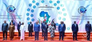 Plus d'un tiers de la population du continent vit en-dessous du seuil d'extrême pauvreté, soit 460 millions de personnes, selon la Banque mondiale, et le nombre de personnes pauvres continue d'augmenter. "Quatre des milliardaires les plus riches d'Afrique détiennent aujourd'hui une fortune de 57,4 milliards de dollars, soit plus que la richesse combinée de 750 millions de personnes, c'est-à-dire la moitié de la population du continent," explique Oxfam.