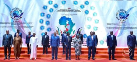 Plus d'un tiers de la population du continent vit en-dessous du seuil d'extrême pauvreté, soit 460 millions de personnes, selon la Banque mondiale, et le nombre de personnes pauvres continue d'augmenter. "Quatre des milliardaires les plus riches d'Afrique détiennent aujourd'hui une fortune de 57,4 milliards de dollars, soit plus que la richesse combinée de 750 millions de personnes, c'est-à-dire la moitié de la population du continent," explique Oxfam.