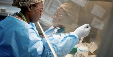 Loin d’un récit misérabiliste, l’Afrique s’affirme comme un laboratoire mondial d’innovation en santé. Face aux carences structurelles des systèmes publics, des acteurs privés, communautaires et technologiques inventent, chaque jour, des solutions agiles, résilientes et souvent frugales. Et ce mouvement, loin d’être marginal, est en train de redéfinir les modèles de santé du XXIe siècle.