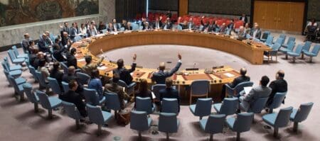 Selon l’exposé du «Who Owes Who ?» d’Action Aid, les chercheurs Jason Hickel et Andrew Fanning, avancent que les pays riches auraient une dette climatique d’un peu plus de 31 000 milliards d’euros envers l’Afrique. Dans ce rapport, ce chiffre représenterait le montant dont les pays industrialisés seraient débiteurs pour avoir dépassé leur part équitable du budget carbone mondial. À titre de comparaison, cette dette calculée est plus de 50 fois supérieure à la dette extérieure totale de l’Afrique comme le rappelle l’économiste, Olivier de Souza. Et de ré-enchérir : «non seulement cette dette climatique n’est pas payée, mais ce sont les pays africains qui paient les intérêts. A titre indicatif, sur une échelle de grandeur, en moyenne, les taux d’intérêt sur les prêts climatiques atteignent 9,8 % en Afrique contre 0,8 % pour l’Allemagne. Il faut noter également que deux tiers des financements climatiques versés par les pays riches sont des prêts. Et l’Afrique reçoit moins de 5 % des financements climatiques mondiaux, et une majorité de ces fonds sont assortis de conditions qui perpétuent le cycle de l’endettement.» Ce n’est pas sans rappeler l’affaire de la «double dette» haïtienne.