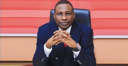 À l’occasion de la Conférence nationale sur la cybersécurité tenue les 9 et 10 juillet à Abuja, le président de la Commission nationale des crimes économiques et financiers (EFCC), Ola Olukoyede, a annoncé la création prochaine d’une académie numérique. Cette structure aura une mission singulière : former d’anciens cybercriminels aux métiers du digital afin de favoriser leur réinsertion professionnelle.