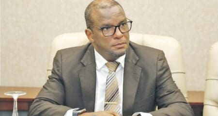 L’Angola franchit un pas décisif dans la structuration de son secteur aérien. Le Secrétaire d'État à l'Aviation civile, aux secteurs maritime et portuaire, Rui Carreira, a officialisé le 21 juillet 2025 la construction prochaine d’une Académie d’aéronautique. L’annonce a été faite en marge d’une table ronde à Luanda consacrée au rôle des aéroports dans l’économie nationale et à leur rentabilité, alors que le secteur souffre encore d’un faible trafic passager.