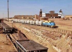 L’entreprise qui exploite le fer de la Kédia d’Idjil, montagne située au nord de la Mauritanie, dans la région du Tiris Zemmour, bien avant l’indépendance du pays, quand elle portait encore le nom de MIFERMA (Mines de fer de Mauritanie), se trouve aujourd’hui à la croisée des chemins.