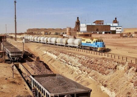 L’entreprise qui exploite le fer de la Kédia d’Idjil, montagne située au nord de la Mauritanie, dans la région du Tiris Zemmour, bien avant l’indépendance du pays, quand elle portait encore le nom de MIFERMA (Mines de fer de Mauritanie), se trouve aujourd’hui à la croisée des chemins.