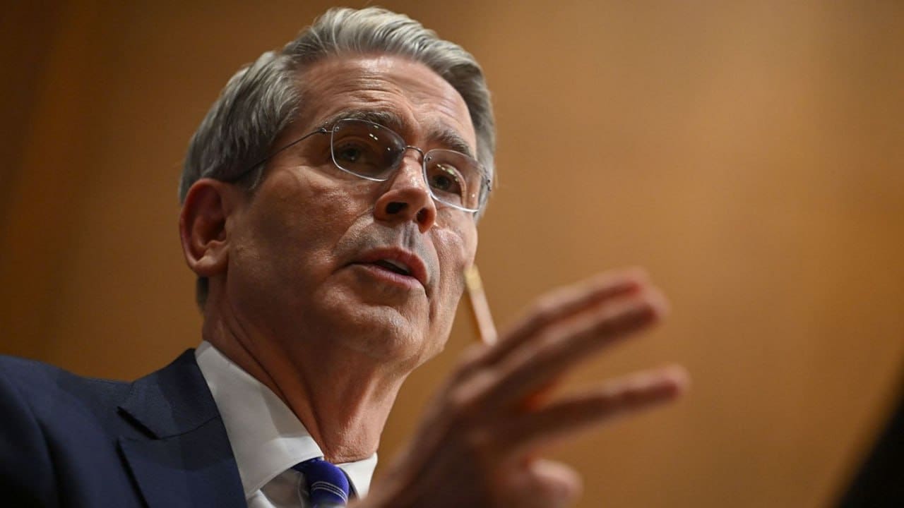 Sanctions commerciales | Droits de douane dès le 1ᵉʳ août pour les pays sans accord avec les États-Unis L’échéance du 9 juillet pour la mise en place de ces droits punitifs avait auparavant été mentionnée jusqu’à ce que le président Donald Trump dise, vendredi, sans autre détail, que les pays concernés commenceraient à payer à partir du 1er août. Interrogé sur la chaîne d’information CNN sur ce qu’il allait se passer mercredi, M. Bessent a répondu : «nous allons être très occupés pendant les prochaines soixante-douze heures.» Et de donner plus de clarification : «le président Trump va envoyer des courriers à certains de nos partenaires commerciaux disant que s’ils ne font pas avancer les choses, alors le 1er août, ils retourneront tel un boomerang au niveau des droits de douane du 2 avril.»