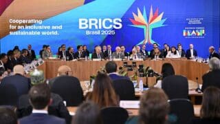 Le groupe des 11 grands pays émergents - dont Brésil, Chine, Inde, Russie et Afrique du Sud - se retrouve dimanche et lundi au bord de la sublime baie de Guanabara, sous les auspices du président brésilien de gauche Luiz Inacio Lula da Silva.