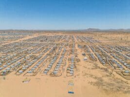 Plus de 4 millions de la population soudanaise ont quitté leur pays depuis le début de la guerre en 2023. Pays voisin, le Tchad accueille aujourd’hui plus de 1,2 million de réfugiés. La situation est particulièrement critique à une quarantaine de kilomètres de la frontière soudanaise dans la région de Farchana, à l’est du Tchad, où se trouvent plusieurs camps. «Epuisé-e-s, en mauvaise santé, traumatisé-e-s, les réfugié-e-s, en grande majorité des femmes et des enfants, y affluent en masse.