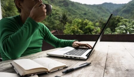 Quelques pays du continent avaient commencé à structurer leur offre pour les travailleurs nomades depuis la pandémie du Covid-19 qui avait été le détonateur de ce phénomène. En 2020 déjà, l’île Maurice avait institué un visa Premium ouvert aux ressortissants de 114 pays. Le visa est gratuit et valide pour un an renouvelable. Pour l'obtenir, le demandeur doit prouver que son activité principale et/ou la source de ses revenus se situent en dehors de l'île, afin de ne pas intégrer le marché du travail local. Il doit justifier d’un revenu mensuel d’au moins 1500 dollars.
