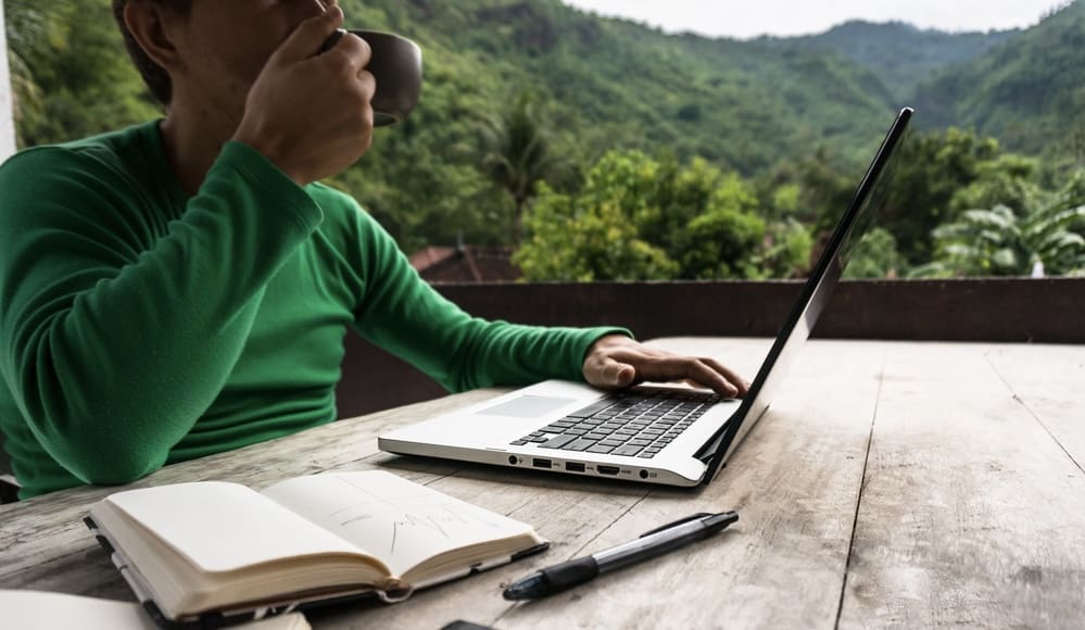 Télétravailleurs globalisés | Nomades numériques : Les métropoles africaines se lancent dans la bataille Quelques pays du continent avaient commencé à structurer leur offre pour les travailleurs nomades depuis la pandémie du Covid-19 qui avait été le détonateur de ce phénomène. En 2020 déjà, l’île Maurice avait institué un visa Premium ouvert aux ressortissants de 114 pays. Le visa est gratuit et valide pour un an renouvelable. Pour l'obtenir, le demandeur doit prouver que son activité principale et/ou la source de ses revenus se situent en dehors de l'île, afin de ne pas intégrer le marché du travail local. Il doit justifier d’un revenu mensuel d’au moins 1500 dollars.