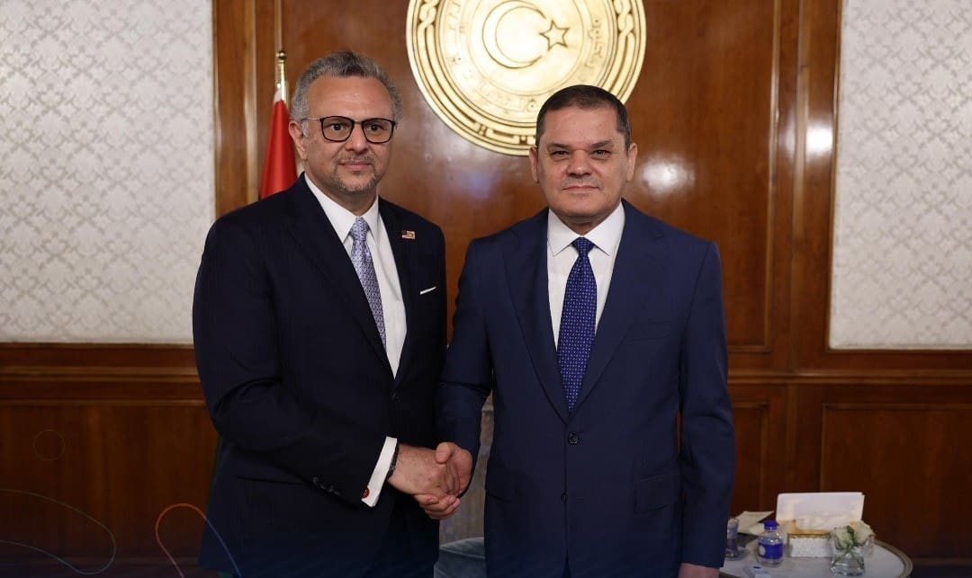 Géopolitique | Tripoli tend un méga partenariat à Donald Trump La proposition a été faite au conseiller spécial du président américain pour l’Afrique, Massad Boulos lors d’un entretien entre Abdelhamid Dbeibah, chef de gouvernement basé à Tripoli, seul reconnu par le par la communauté internationale, «L’équipe gouvernementale a présenté un exposé détaillé sur les diverses facettes du partenariat stratégique entre la Libye et les Etats-Unis, qui comprend des projets dans plusieurs secteurs, notamment l'énergie, les minéraux, l'électricité, les infrastructures et les télécommunications, permettant ainsi une entrée organisée et directe des investissements américains sur le marché libyen,» a précisé le gouvernement libyen dans un communiqué.