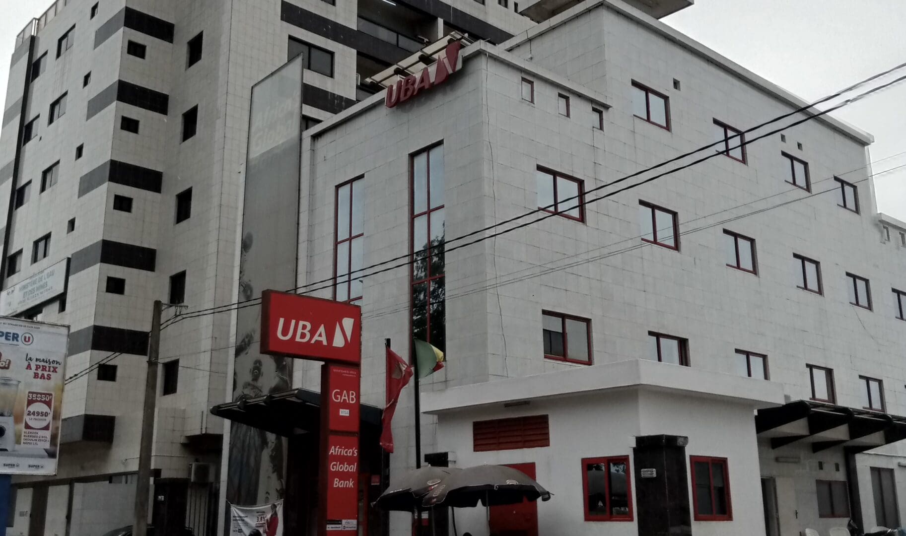 Dans une circulaire adressée aux opérateurs de marché, UBA a précisé les modalités de cette levée de fonds : elle mettra en vente 3,16 milliards d’actions ordinaires d’une valeur nominale de 50 kobos, proposées à un prix unitaire de 50 nairas. L’émission se fera selon une formule de répartition de "une action nouvelle pour treize détenues," sur la base des titres en circulation à la clôture du mercredi 16 juillet 2025.