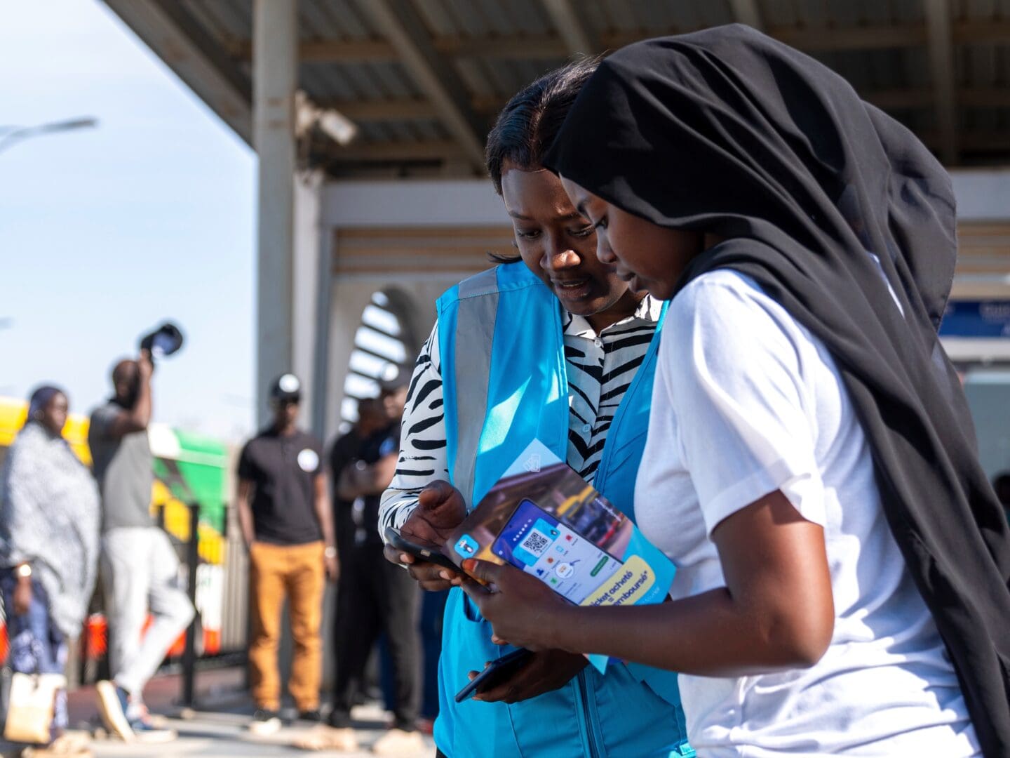 Wave couvre actuellement huit pays du continent africain avec un fort ancrage en Afrique de l’Ouest : «chez RMB, nous sommes fiers de piloter ce tour de financement stratégique pour Wave, qui redéfinit l’inclusion financière en Afrique. Ce partenariat illustre notre engagement à soutenir des entreprises innovantes et à fort impact, capables de transformer les économies et les vies. En structurant et en mettant en place ce financement, nous permettons à Wave de renforcer sa présence et son impact dans des marchés clés comme le Sénégal et la Côte d’Ivoire. Cette collaboration témoigne du rôle déterminant du capital stratégique dans la construction d’une croissance inclusive sur le continent,» a déclaré Sibusiso Tashe, Co-responsable du département Leveraged Finance chez RMB.