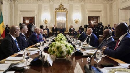 Derrière cette croisade tarifaire, il y a une stratégie politique interne. Mais il y a aussi, et surtout, des conséquences géoéconomiques profondes pour les économies les plus vulnérables, notamment en Afrique et en Asie du Sud-Est. Car ce n’est pas la Chine ou l’Union européenne qui plient en premier sous les coups de Trump. Ce sont les États exportateurs faibles, intégrés tardivement et partiellement à la mondialisation, souvent dépendants d’un ou deux marchés… et qui se retrouvent aujourd’hui à la merci d’un tweet ou d’un décret présidentiel.