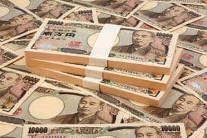 Depuis janvier 2024, la Côte d’Ivoire accélère sa stratégie de financement sur les marchés internationaux, multipliant les opérations à forte valeur, avec une première levée de 2,6 milliards de dollars via des obligations vertes et bleues. En mars 2025, le pays franchit une nouvelle étape en émettant un Eurobond de 1,75 milliard de dollars, complété par une mobilisation de 220 milliards de francs CFA. Il s’agit de la première obligation sur les marchés internationaux libellée en monnaie locale. À cette mécanique s’ajoute un dispositif innovant avec le prêt de 400 millions d’euros par Mitsubishi UFJ Financial Group Inc., via un schéma de «dette contre programme de développement» garanti par la Banque mondiale. À la veille de l’émission du Samouraï Bond, les engagements d’Abidjan envers le secteur bancaire japonais avoisinaient déjà 900 millions de dollars.