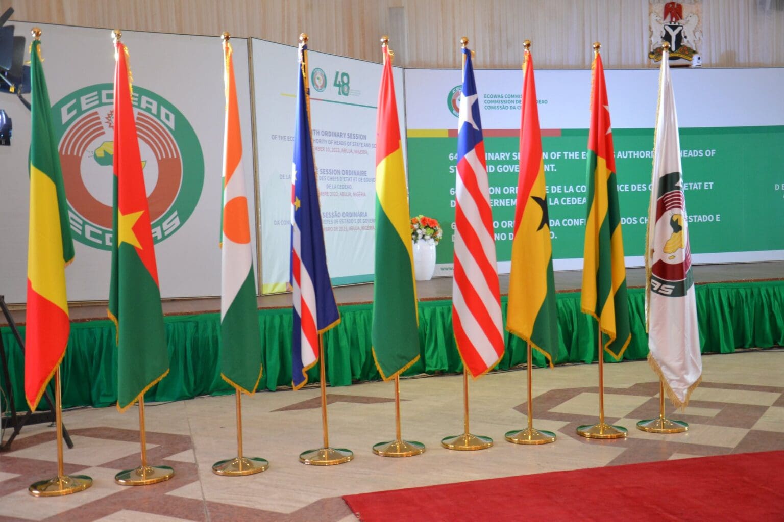 Créée en 1975, la Communauté économique des États de l’Afrique de l’Ouest regroupe aujourd’hui douze pays membres, après le retrait du Mali, du Burkina Faso et du Niger en janvier 2024. Conçue comme un espace de libre circulation des biens, des personnes et des capitaux, la CEDEAO peine à concrétiser ses ambitions initiales. Lourdement affectée par les crises politiques à répétition, la montée des défis sécuritaires et les différenciations économiques croissantes, l’organisation cherche aujourd’hui à redéfinir ses priorités. Le sommet d’Abuja, couplé à un Forum économique ouest-africain, a tenté d’apporter une réponse à cette impasse institutionnelle, notamment par la nomination d’un nouveau Président.