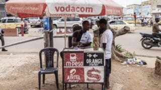Au total, les télécoms mobiles seraient soumises à un chapelet d’une vingtaine de taxes, «une situation qui compromet les perspectives d’investissement dans le secteur, fragilise sa rentabilité et freine l’extension des services numériques à grande échelle,» s’alarme l’Association mondiale des opérateurs de téléphone mobile.