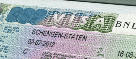 Voyages | Visa Schengen : Fini le tampon sur votre passeport à la frontière ! Ce nouveau système enregistrera numériquement les entrées et les sorties, les données du passeport, les empreintes digitales et les images faciales des ressortissants de pays tiers effectuant de courts séjours (90 jours maximum) dans un Etat membre de l'UE. Grâce à cet outil, les gardes-frontières et les forces de l'ordre entre autres, auront accès aux données permettant de vérifier l'identité des ressortissants de pays tiers et de vérifier s'ils respectent la durée de séjour autorisée dans l'espace Schengen.