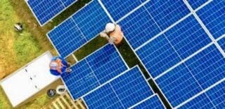 Le projet porte sur la construction de quatre centrales photovoltaïques situées à Bohicon, Parakou, Djougou et Natitingou. Leur capacité combinée atteindra 50 MWac, une puissance capable de couvrir les besoins en électricité de 50 000 foyers. Ce développement s’inscrit directement dans la politique énergétique nationale, qui vise à porter la part des énergies renouvelables à 30 % du mix énergétique d’ici 2030. Pour le Bénin, il s’agit d’un jalon majeur vers une plus grande autonomie énergétique et une réduction de la dépendance aux sources fossiles.