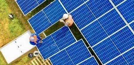 Le projet porte sur la construction de quatre centrales photovoltaïques situées à Bohicon, Parakou, Djougou et Natitingou. Leur capacité combinée atteindra 50 MWac, une puissance capable de couvrir les besoins en électricité de 50 000 foyers. Ce développement s’inscrit directement dans la politique énergétique nationale, qui vise à porter la part des énergies renouvelables à 30 % du mix énergétique d’ici 2030. Pour le Bénin, il s’agit d’un jalon majeur vers une plus grande autonomie énergétique et une réduction de la dépendance aux sources fossiles.