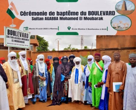 Origine de Muhammed Agabba, Sultan de l’Ader Sur la base des fonds d’archives familiales issues de la chefferie d’Illéla et des nombreux écrits, notamment du professeur Djibo Hamani, «L’Adar précolonial, contribution à l’étude de l’histoire des États Hausa,» l’ouvrage du capitaine Yves Urvoy, «Histoire des populations du Soudan central» et des manuscrits authentiques et inédits dont beaucoup ne sont pas disponibles en langue française, Muhammed Aggaba créa le sultanat de l’Ader au XVIIème siècle. Il est le descendant du premier sultan de l’Aïr, Yunus, fils de Tagag Tahanna-zaneit, sœur de Ahinaç, d’origine turque. Selon les écrits, le sultan Ottoman Yildirim, premier Bayezid envoya son fils Yunus de la famille de Aghaïni et de Ta’azarete dans l’Aïr à la demande d’une délégation de cinq tribus touarègues sandales, parties demander au sultan de Constantinople une protection.