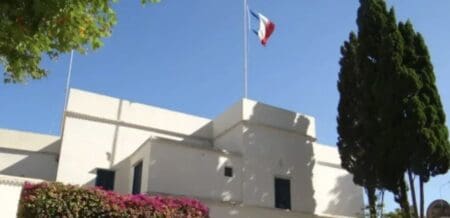 Le chargé d’affaires français à Alger, convoqué au ministère des Affaires étrangères, a été informé de «la décision des autorités algériennes de mettre fin à la mise à disposition, à titre gracieux, de biens immobiliers appartenant à l’État algérien au profit de l’ambassade de France en Algérie», a indiqué l’agence algérienne APS citant un communiqué du ministère.