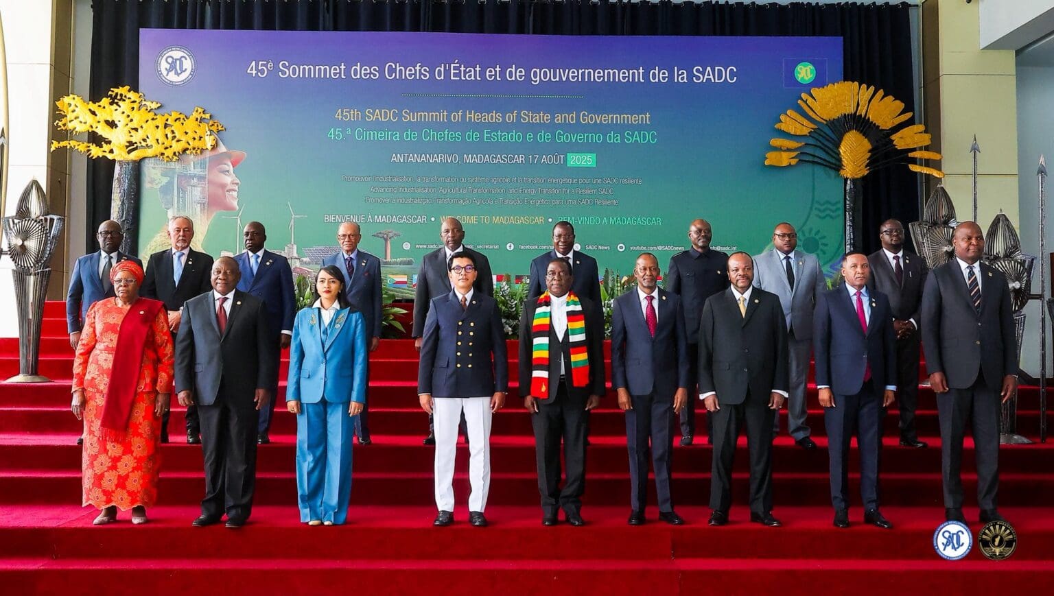 Pour la première fois depuis son adhésion à la SADC il y a vingt ans, Madagascar a accueilli un sommet de l’organisation. La présidence d’Andry Rajoelina – également inédite pour la Grande Île – pourrait inaugurer une véritable révolution industrielle. Actuellement, le secteur manufacturier ne représente que 11 % du PIB des 16 États membres de la SADC. Lors du sommet, les dirigeants se sont donné l’objectif d’atteindre 30 % d’ici 2030, triplant ainsi cette part en cinq ans.