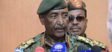 Selon une source militaire, l’appareil a été bombardé lors de son atterrissage à l’aéroport de Nyala, au Darfour, qu’Abou Dhabi est suspecté d’utiliser pour fournir des armes et des hommes aux paramilitaires des Forces de soutien rapide. L’armée de l’air soudanaise a détruit un avion des Emirats arabes unis convoyant des mercenaires colombiens – dont au moins 40 ont été tués – à son atterrissage dans un aéroport contrôlé par les paramilitaires au Darfour (Ouest), a rapporté, mercredi 6 août, la télévision d’Etat.